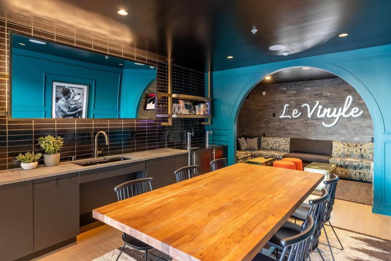 District 1br W Gym Pets Nr Dining Sea-642