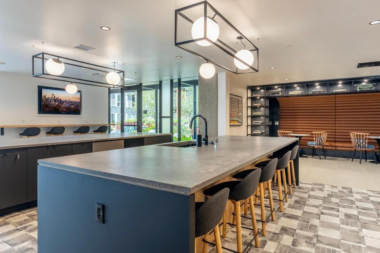 District 1br W Gym Pets Nr Dining Sea-642 *