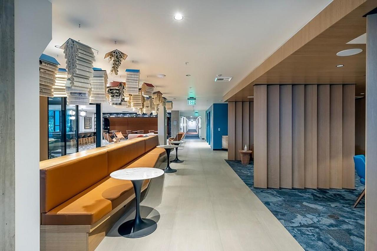 District 1br W Gym Pets Nr Dining Sea-642