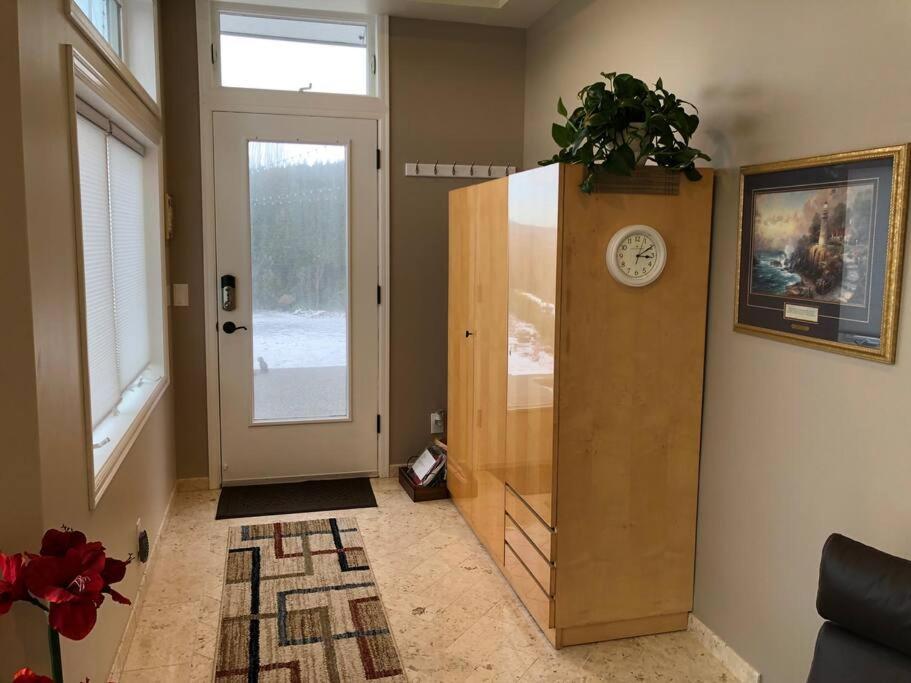Romantic Spacious With Salish Sea & Mountain Views At Luxury Estate