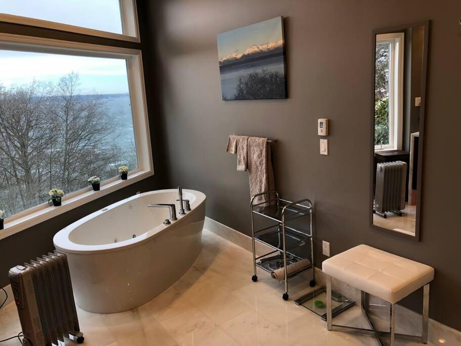 Romantic Spacious With Salish Sea & Mountain Views At Luxury Estate Apartment *