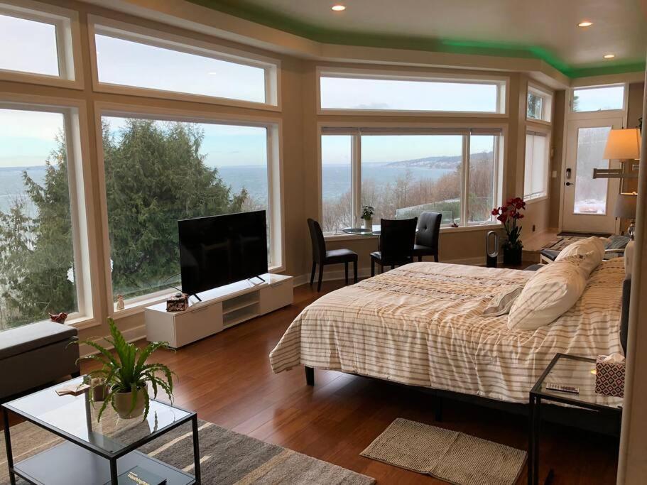 Romantic Spacious With Salish Sea & Mountain Views At Luxury Estate Apartment Seattle