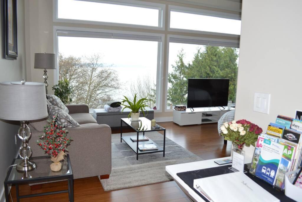 Romantic Spacious With Salish Sea & Mountain Views At Luxury Estate