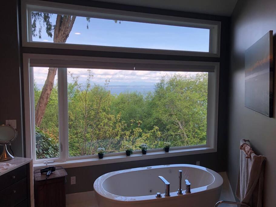 Apartment Romantic Spacious With Salish Sea & Mountain Views At Luxury Estate