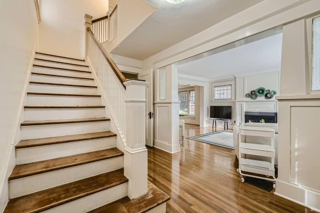 Prime Location Walk To Attractions W Free Parking Apartment