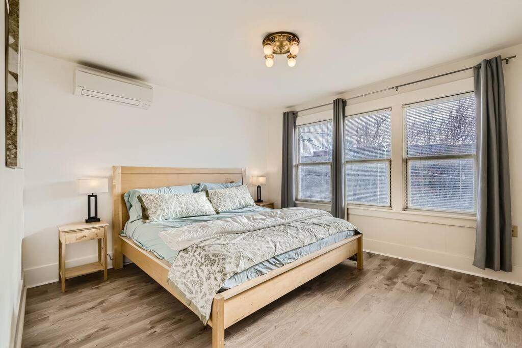 Prime Location Walk To Attractions W Free Parking Apartment Seattle
