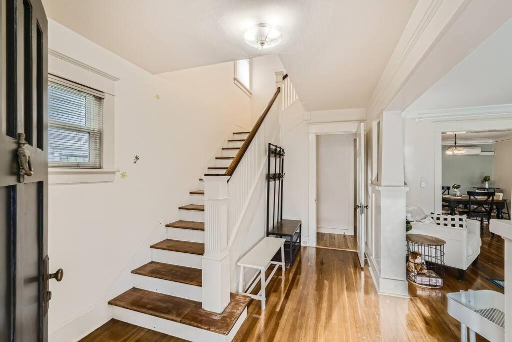 Prime Location Walk To Attractions W Free Parking Apartment