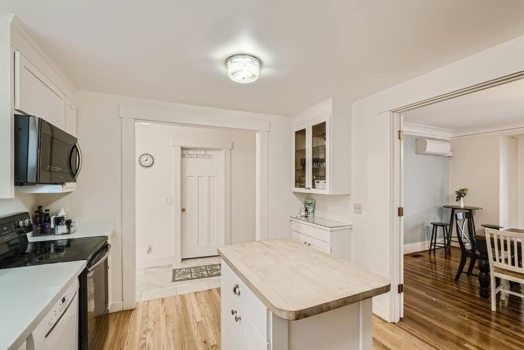 Prime Location Walk To Attractions W Free Parking Apartment