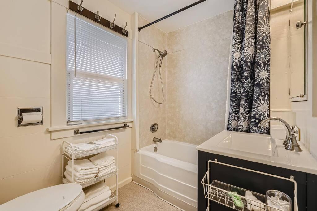 Prime Location Walk To Attractions W Free Parking Apartment *