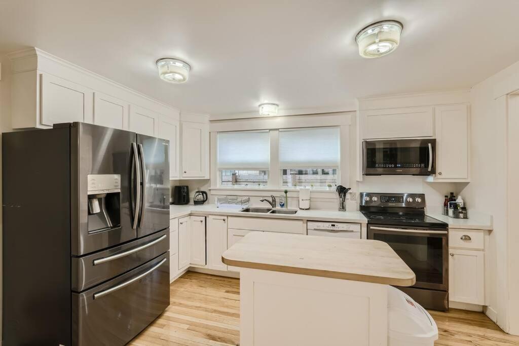 Prime Location Walk To Attractions W Free Parking Apartment Seattle