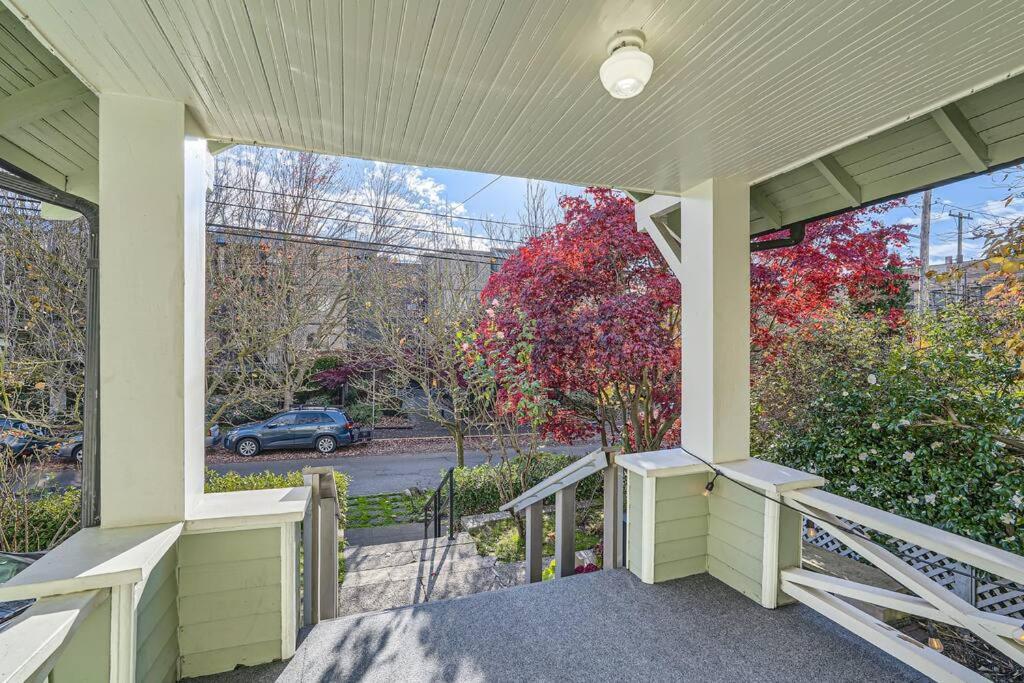 Prime Location Walk To Attractions W Free Parking Apartment *