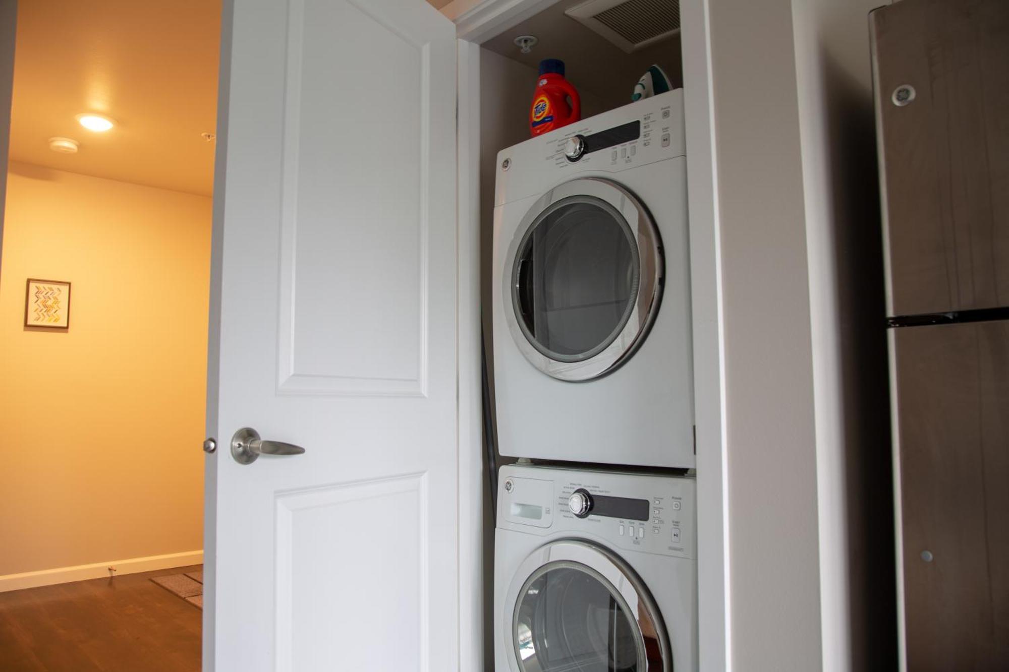 Capitol Hill Modern With Free Parking! Apartment Seattle