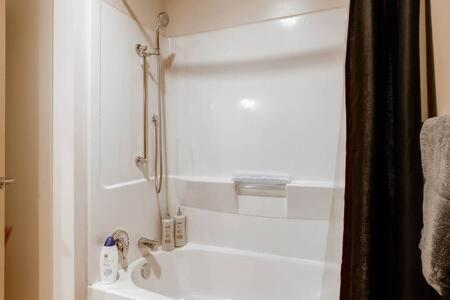Apartment Speechless In - #1 Location - 2br - Free Parking - Vr1 *