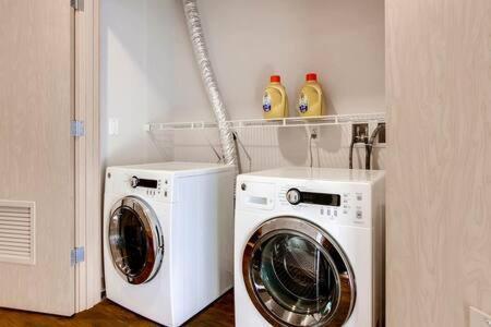 Speechless In - #1 Location - 2br - Free Parking - Vr1 Apartment *