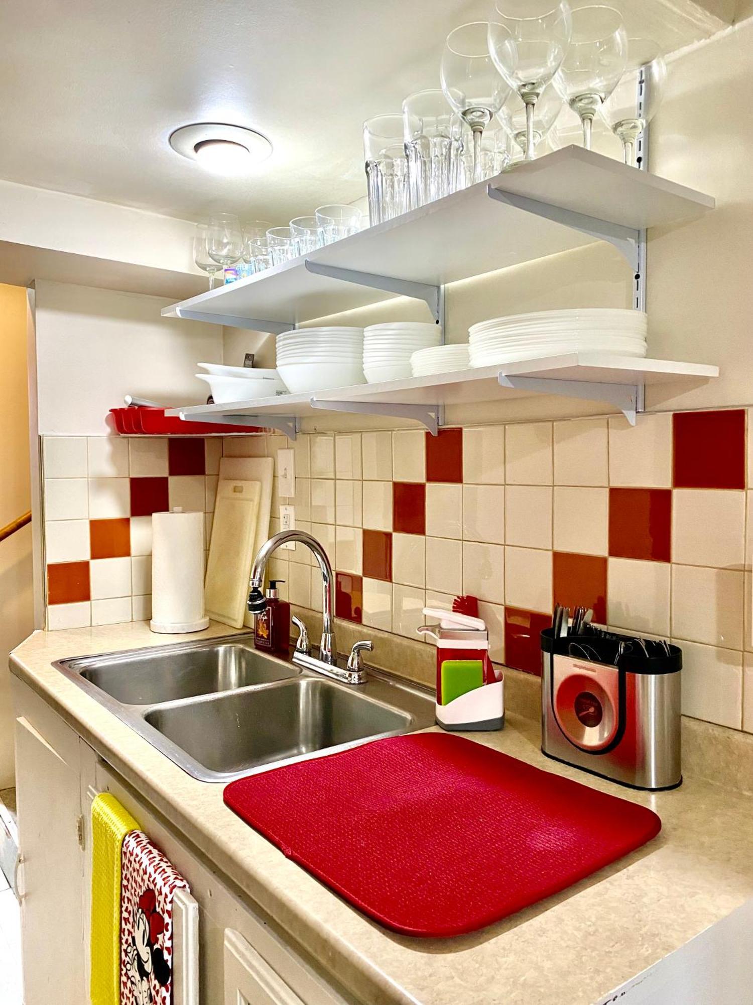 Private Tiny On The 1st Floor With Shared Bathroom Near Airport And Downtown Seattte