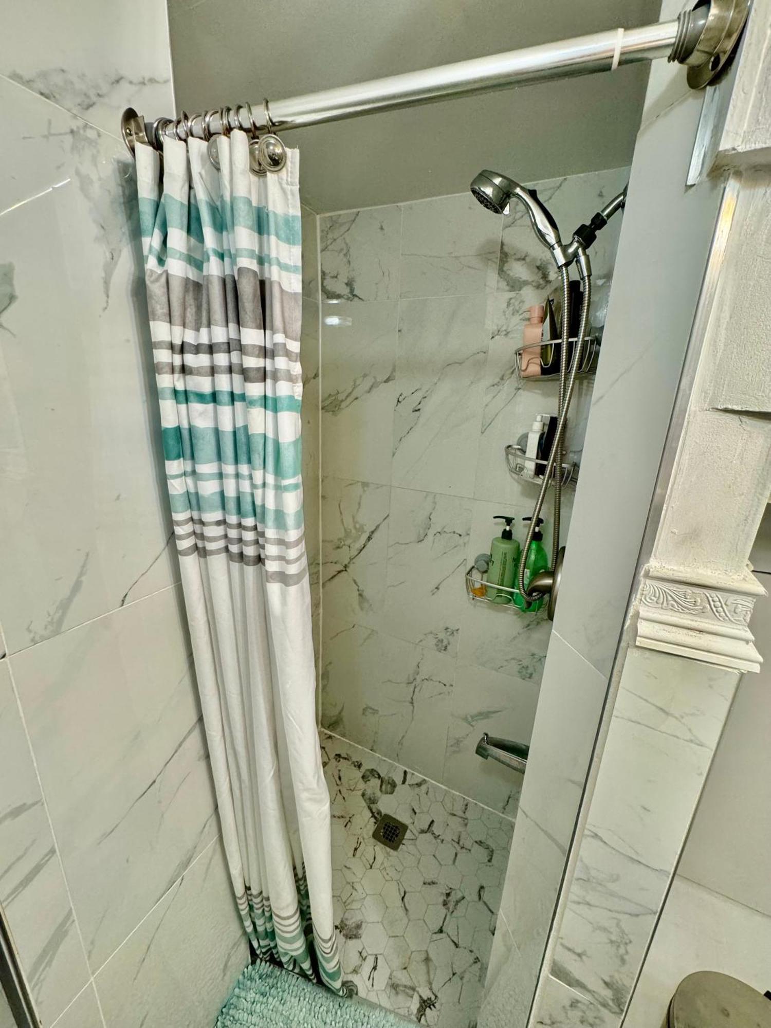 Homestay Private Tiny On The 1st Floor With Shared Bathroom Near Airport And Downtown Seattte *