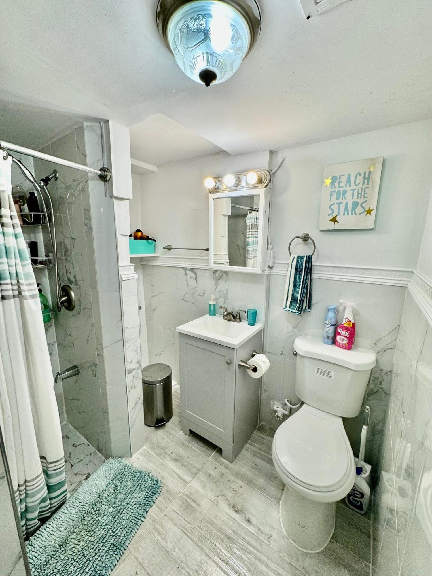 Homestay Private Tiny On The 1st Floor With Shared Bathroom Near Airport And Downtown Seattte *