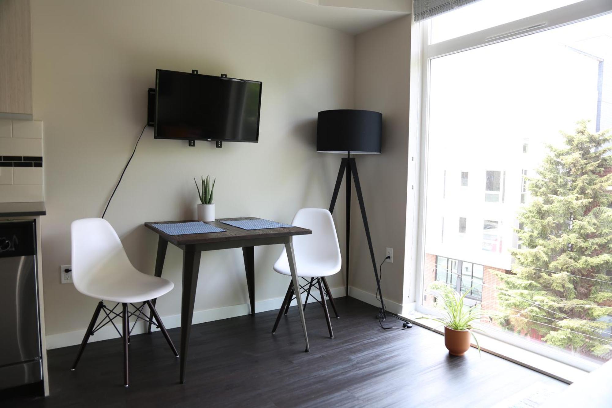Queen Anne Abode - 1 Block From Cpa! - Free Parking!