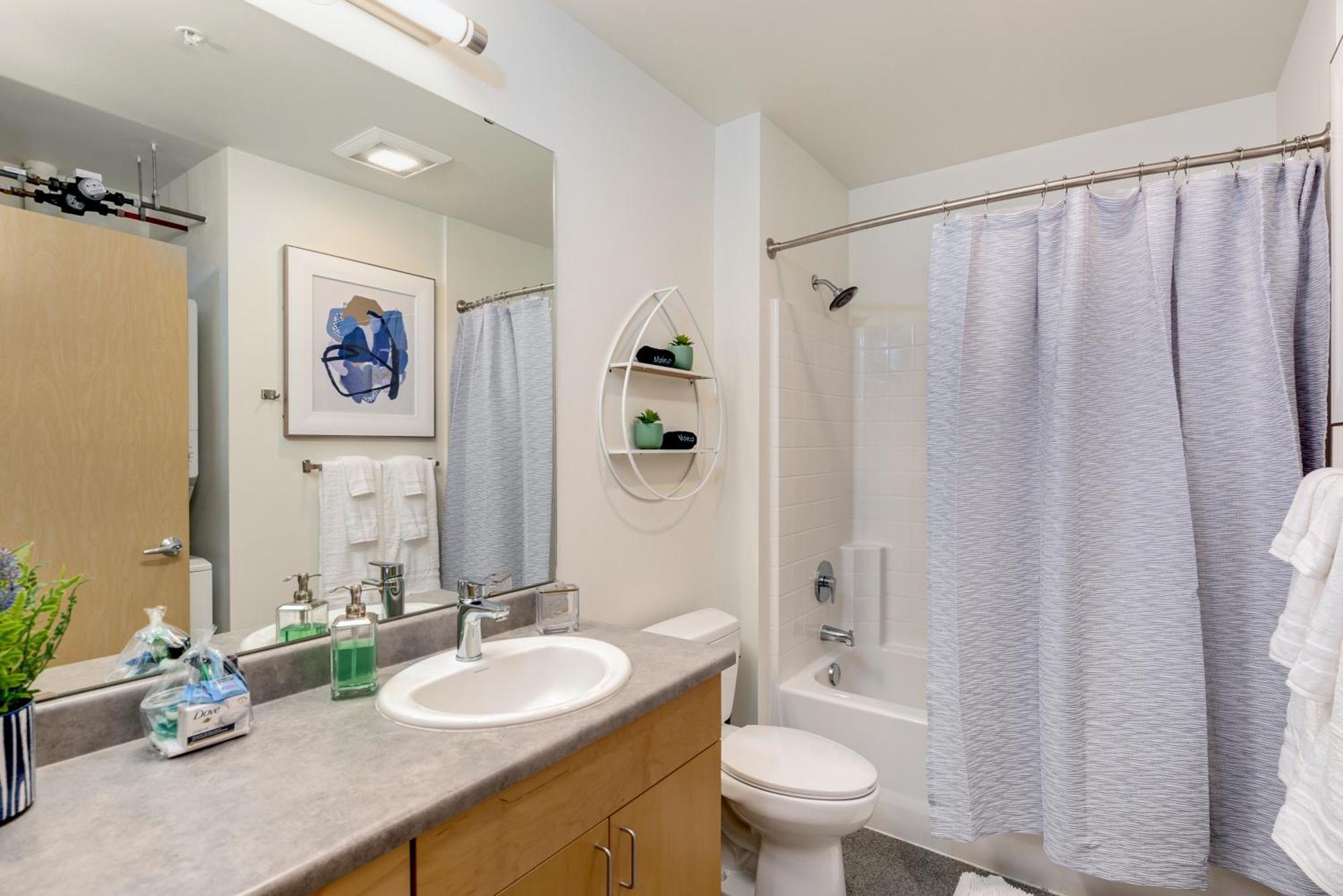 Apartment Garage Parking & Easy Access To Urban Living *