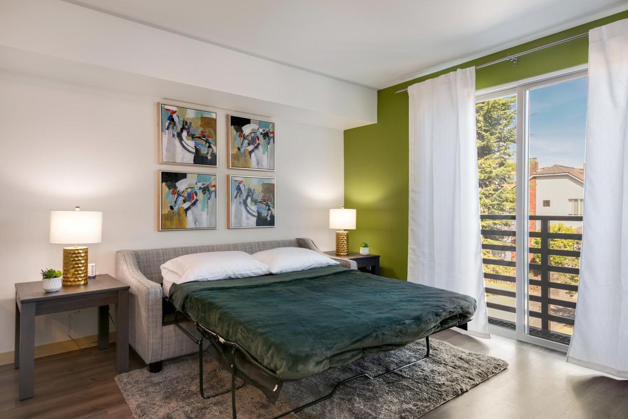 Garage Parking & Easy Access To Urban Living *