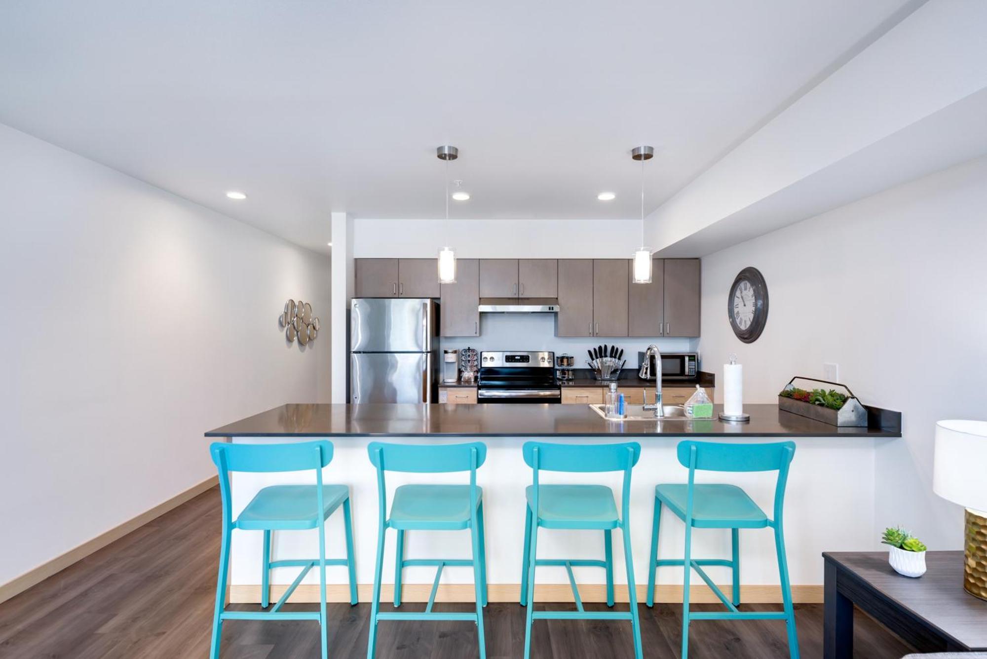 Garage Parking & Easy Access To Urban Living Apartment