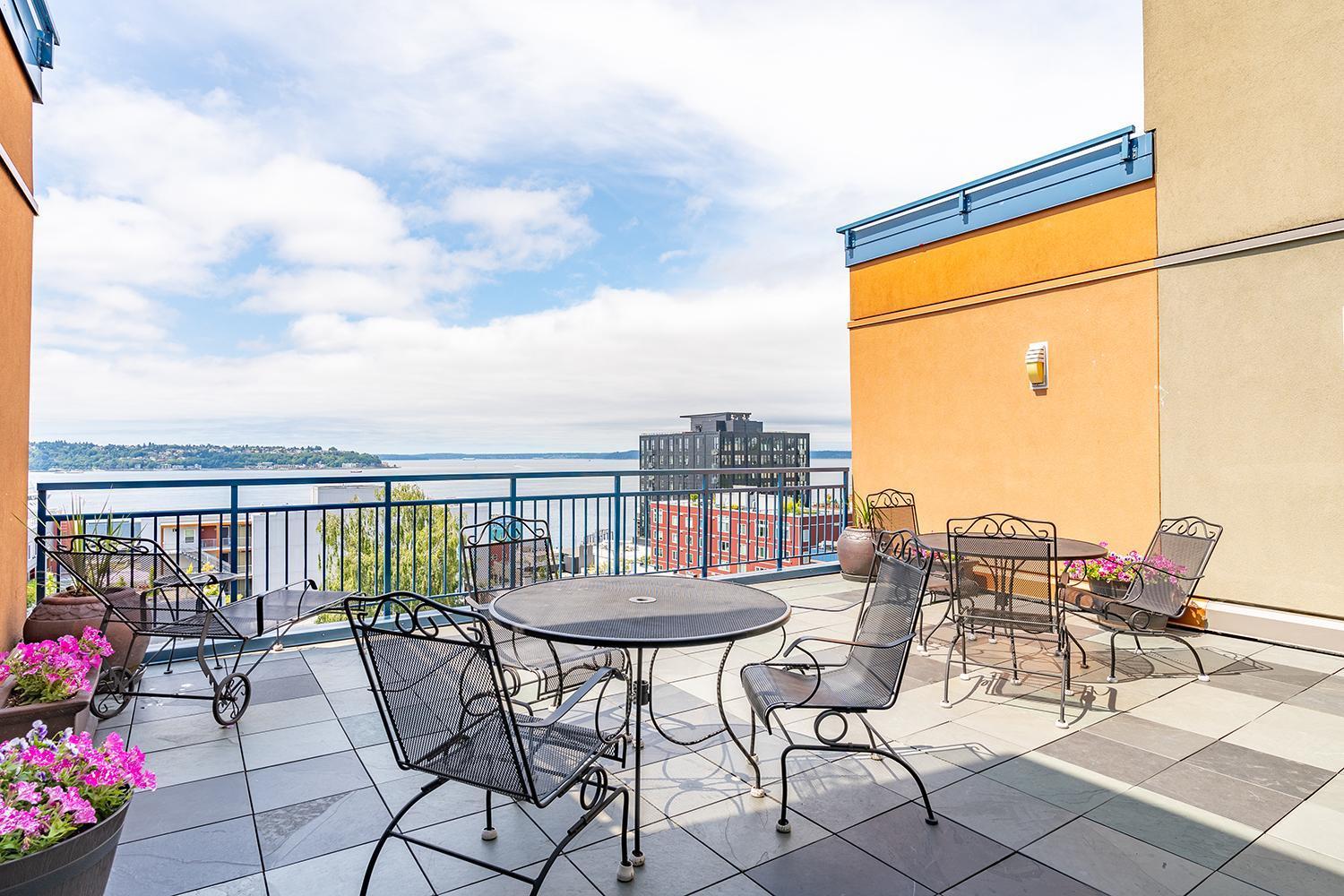 Apartment Among The Trees: In Belltown W/parking!