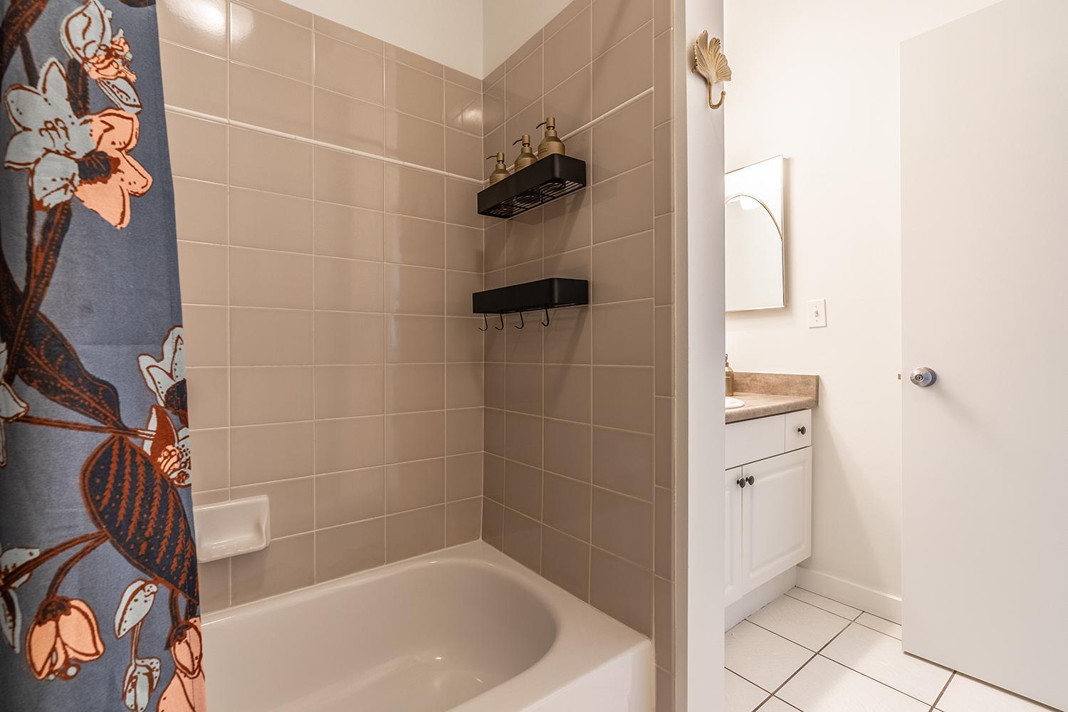 Apartment Among The Trees: In Belltown W/parking!