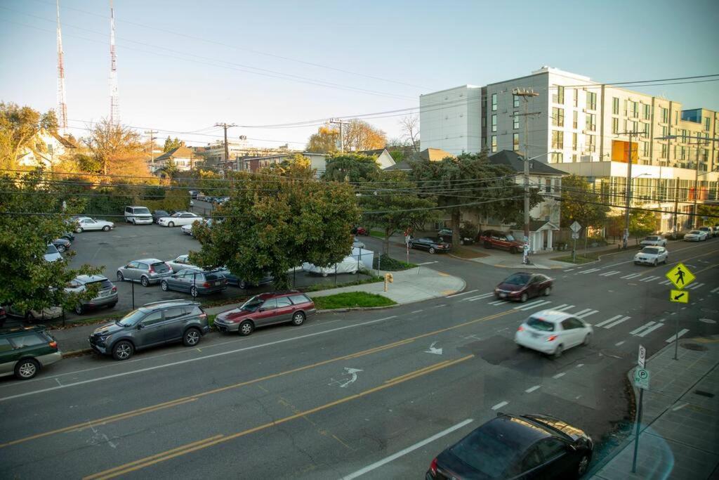 Capitol Hill Modern With Free Parking! *
