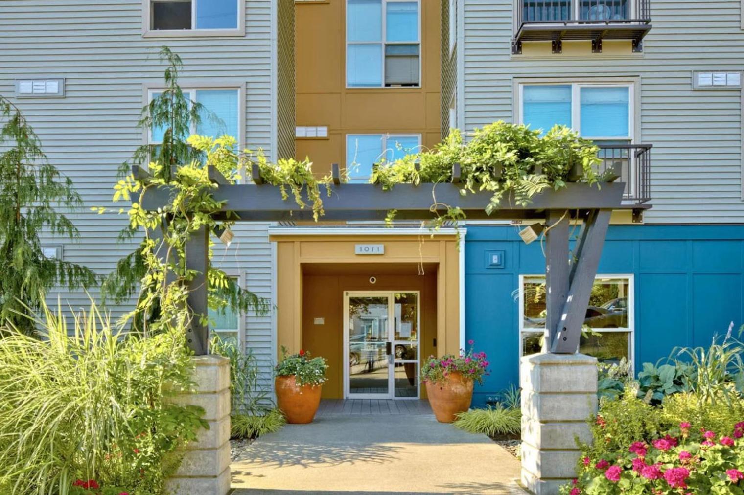 First Hill 1br W Lounge Gym Rooftop Sea-696 *