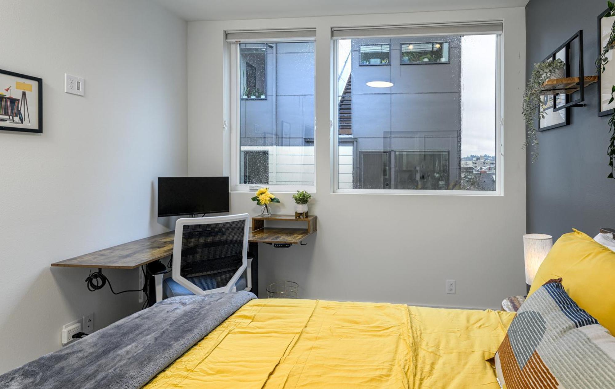 Holiday home Cozy Industrial In Ballard, Walk Score 95!