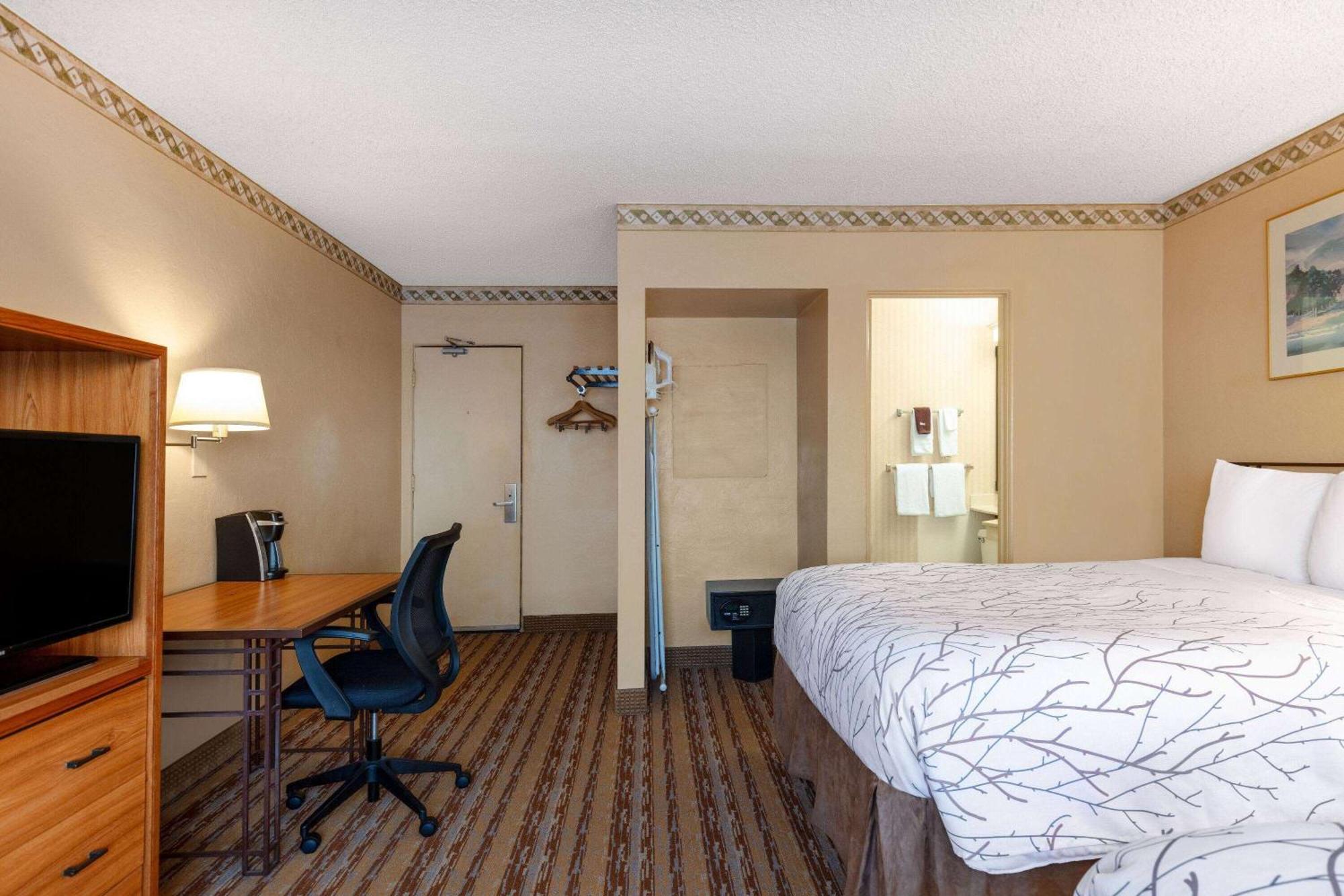 Travelodge By Wyndham By The Space Needle Hotel