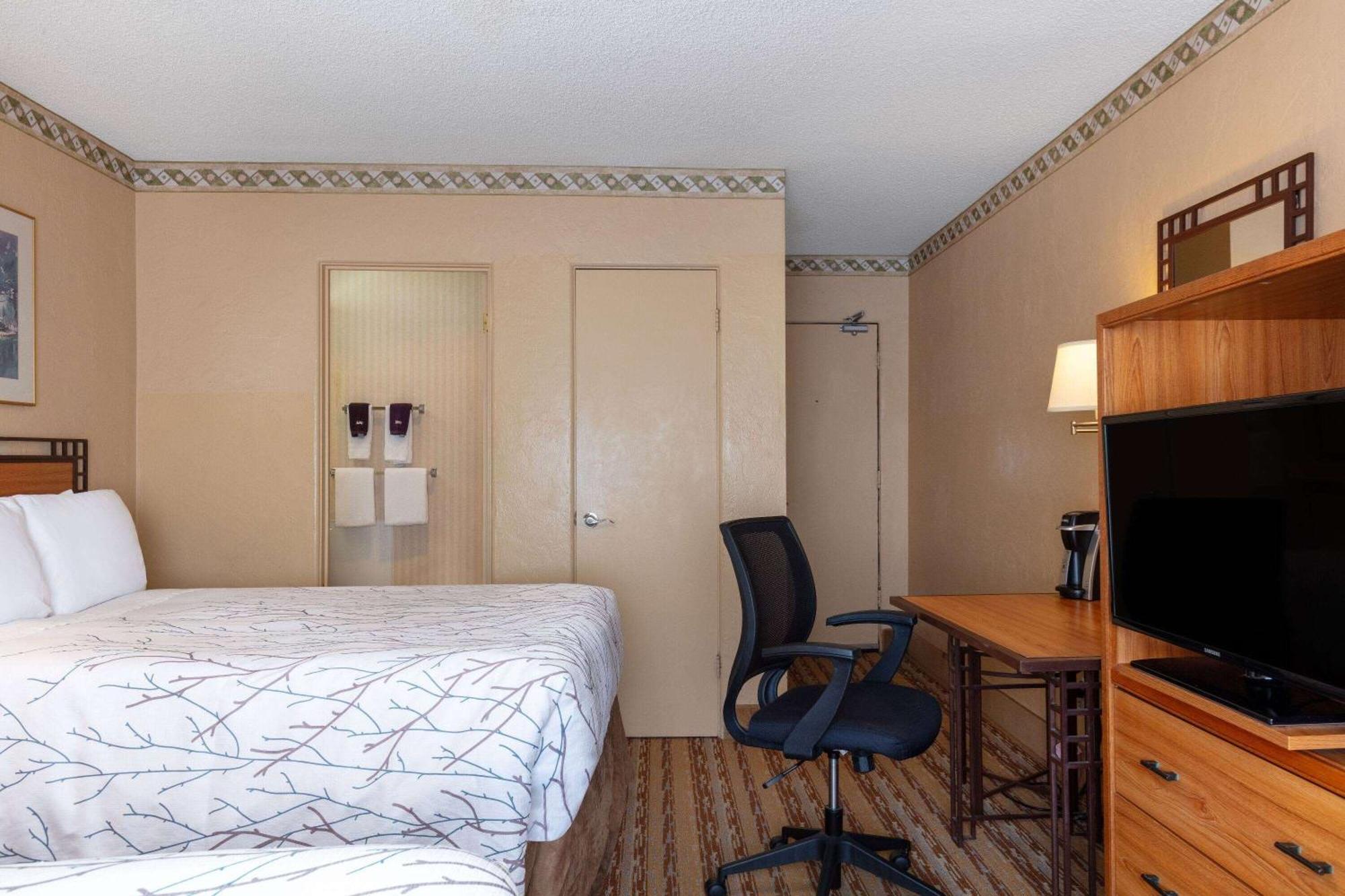 Hotel Travelodge By Wyndham By The Space Needle 2*