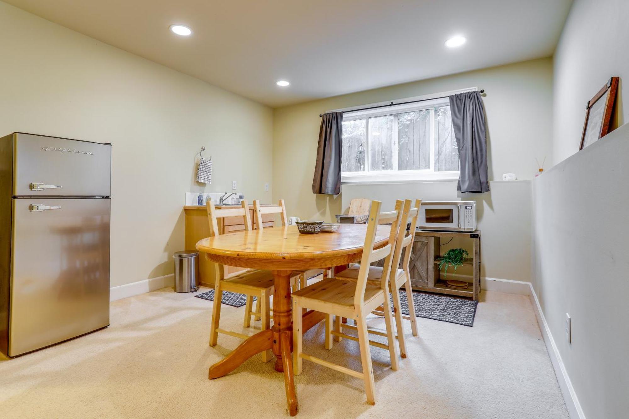 Airy About 7 Mi To Downtown! Apartment
