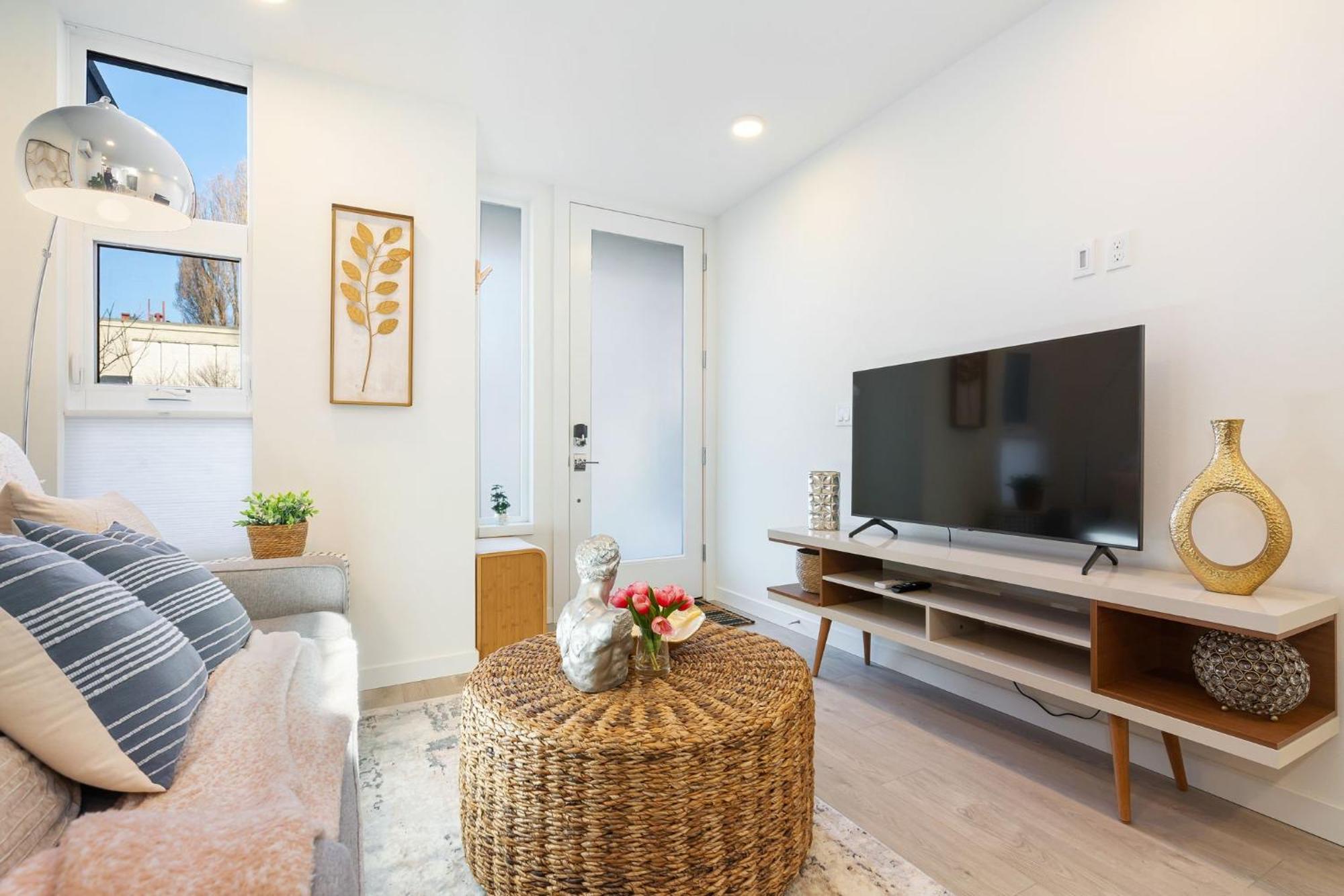 Holiday home 2br 2ba Capitol Hill Cozy Haven- Rooftop *