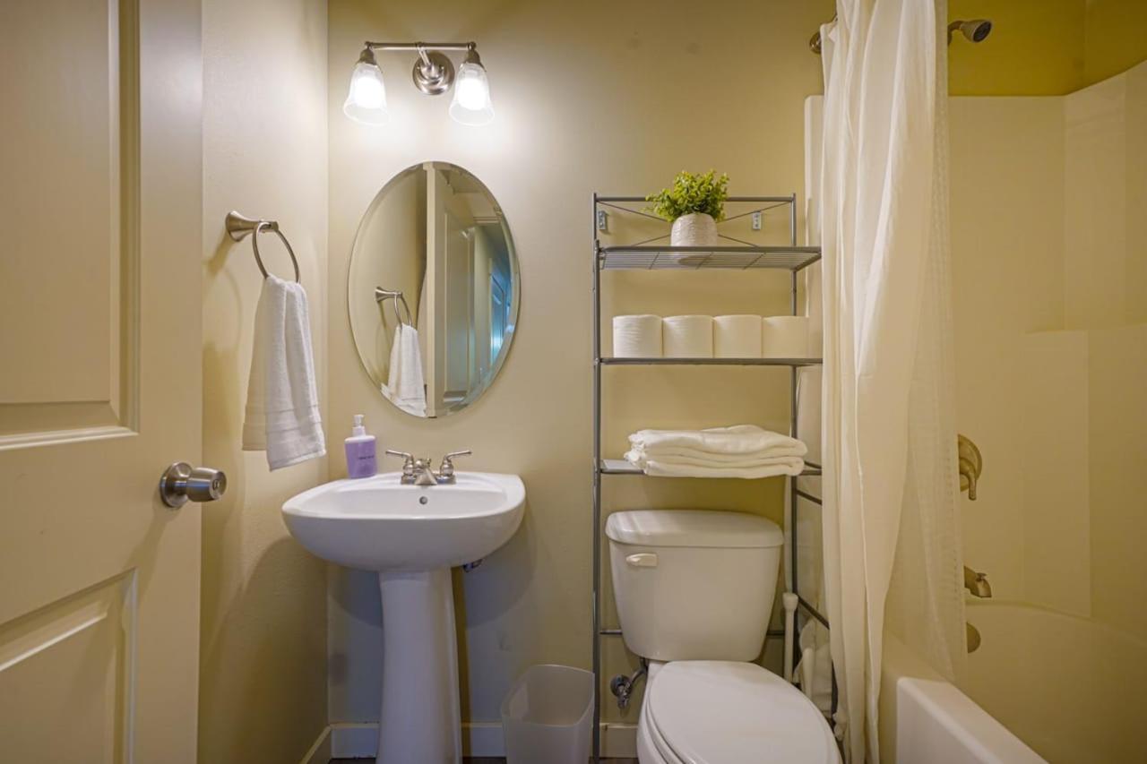 Stylish North Townhouse- Dual Master Holiday home Seattle