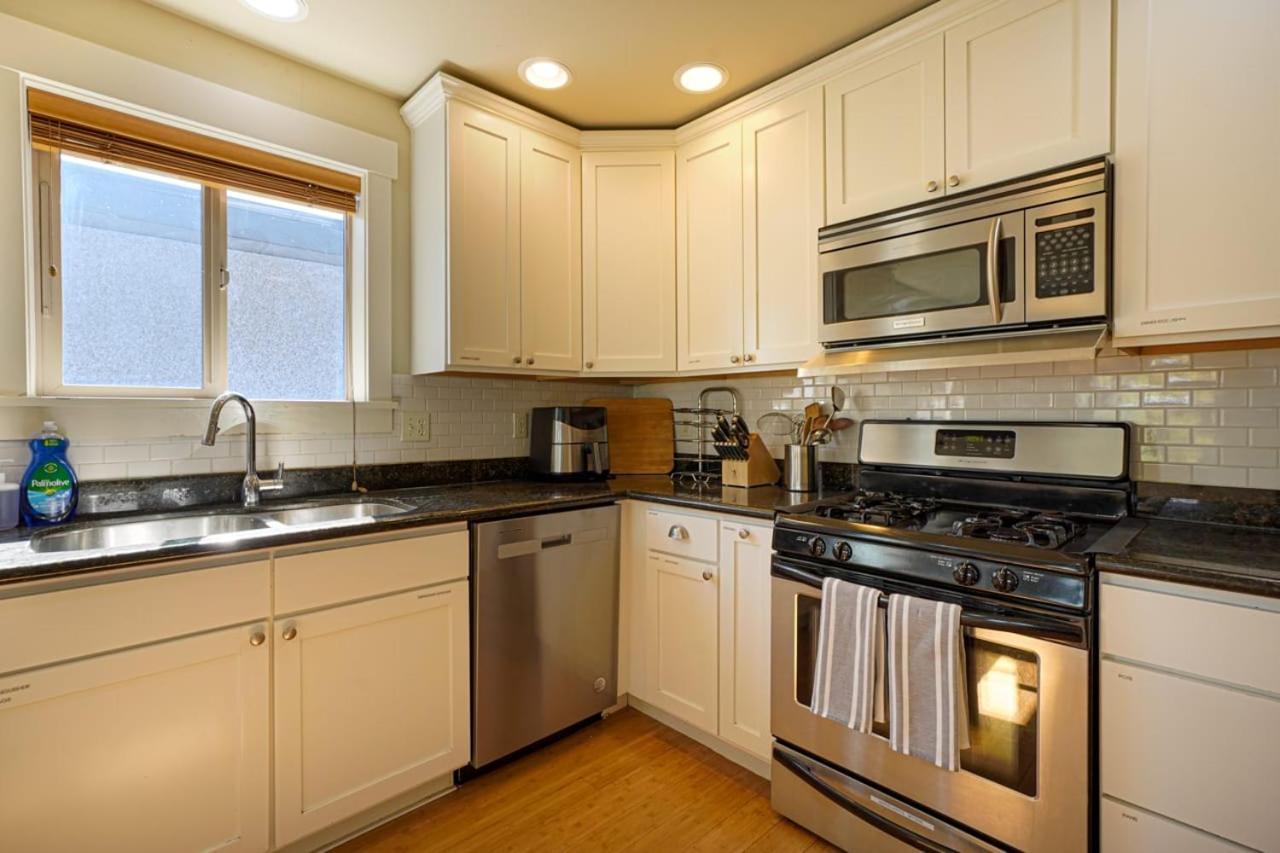 Stylish North Townhouse- Dual Master Holiday home