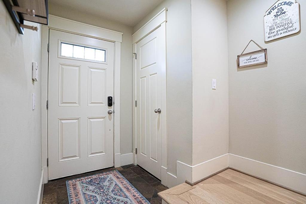 Exquisite Townhome With Spacious Loft And Gourmet Kitchen Holiday home *