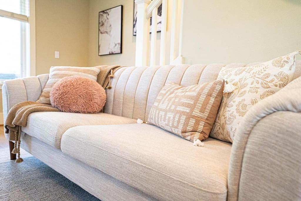 Exquisite Townhome With Spacious Loft And Gourmet Kitchen * Seattle