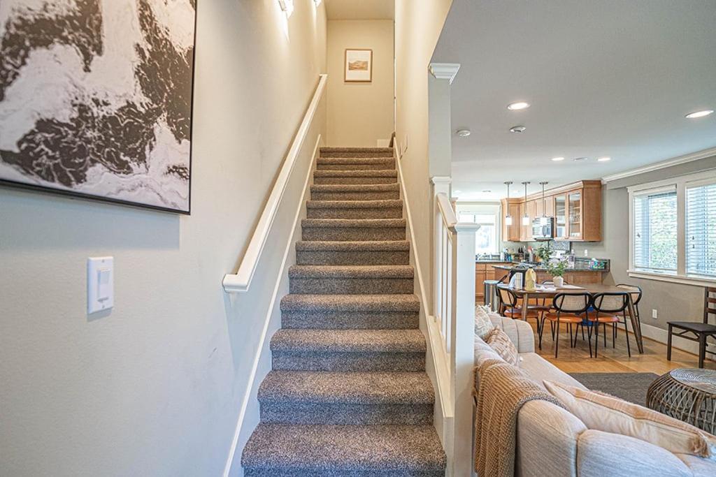 Exquisite Townhome With Spacious Loft And Gourmet Kitchen