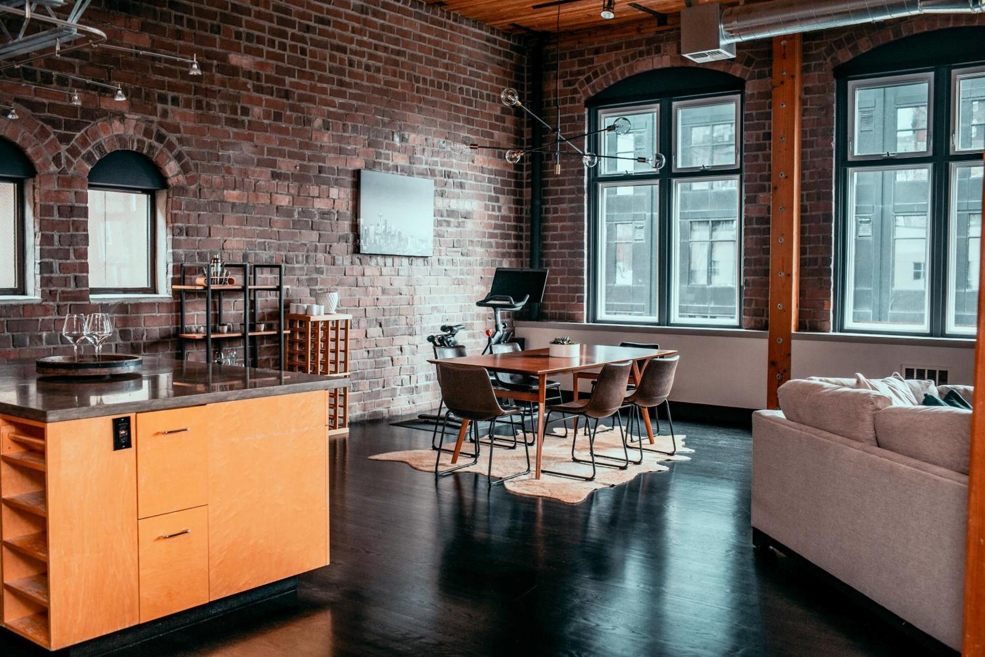 Massive Downtown - Free Parking! Apartment