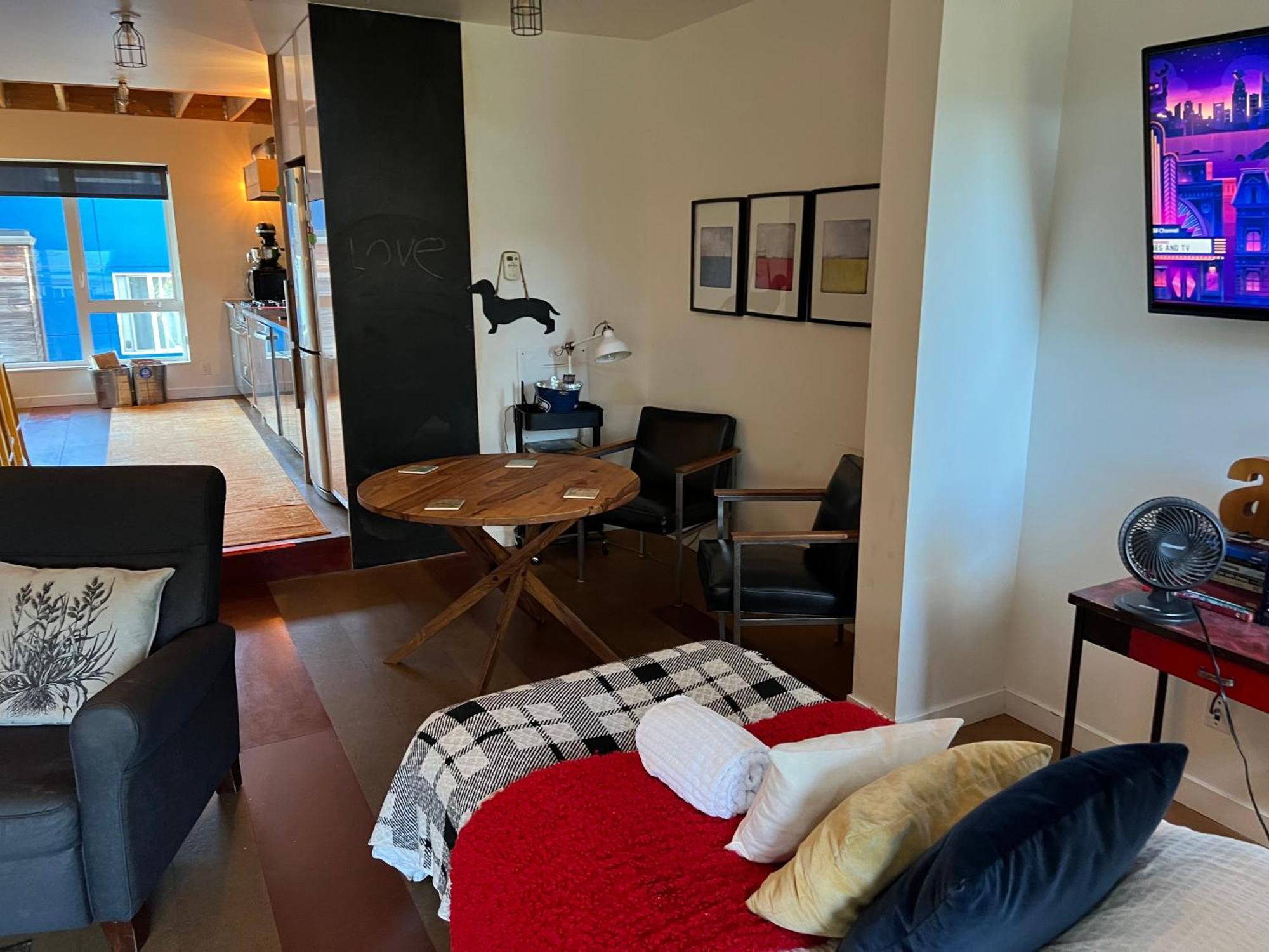 Huge & Fun Artist's Loft - 5 Levels! *