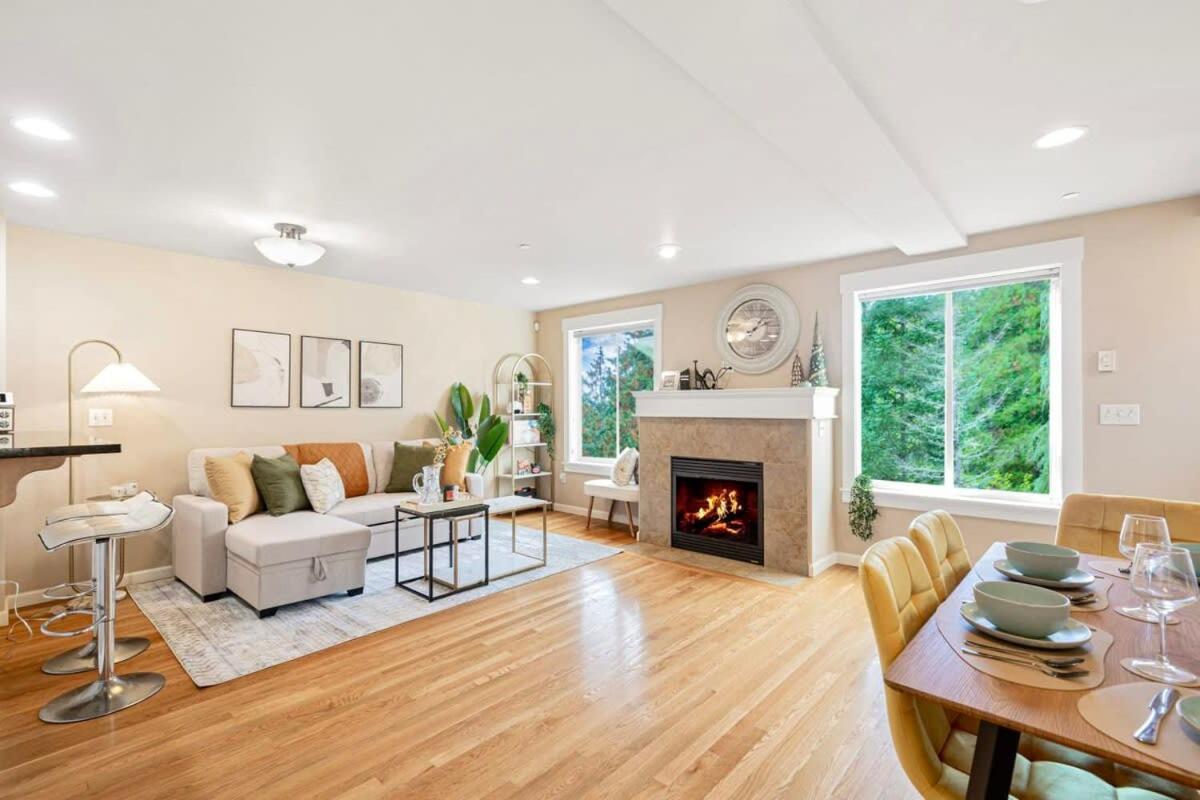 Holiday home Prime Northgate Retreat Near Mall I-5 Light Rail