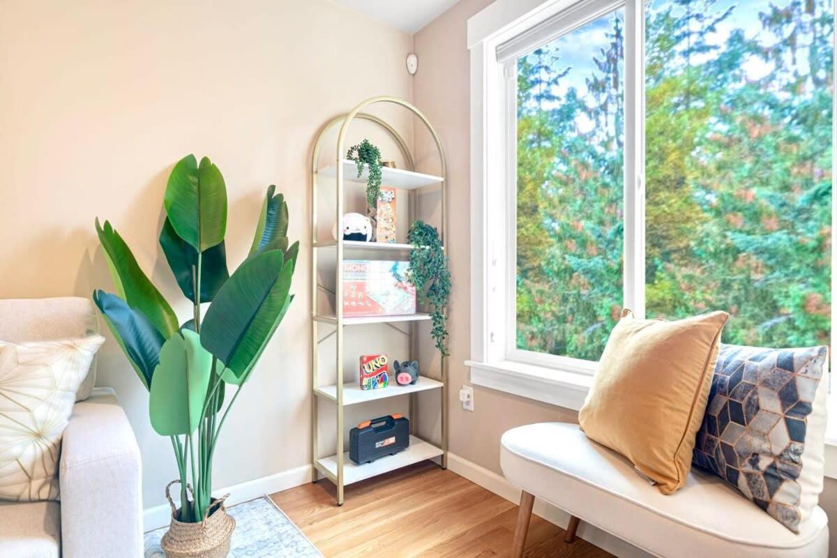 Holiday home Prime Northgate Retreat Near Mall I-5 Light Rail *