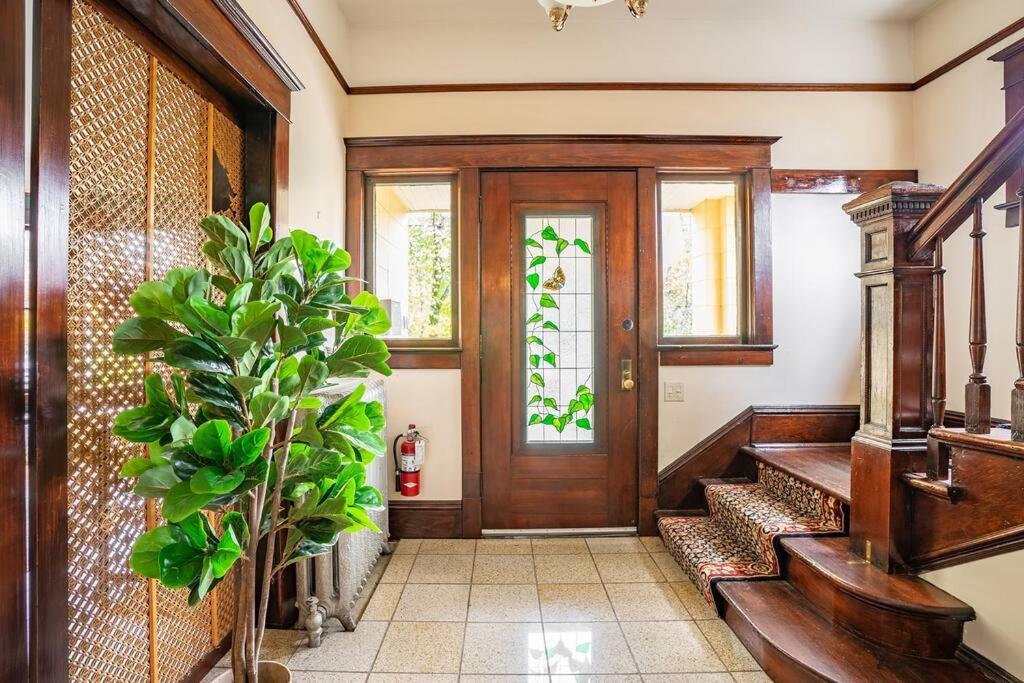 Charming In Historic With Parking - Rm 5 *