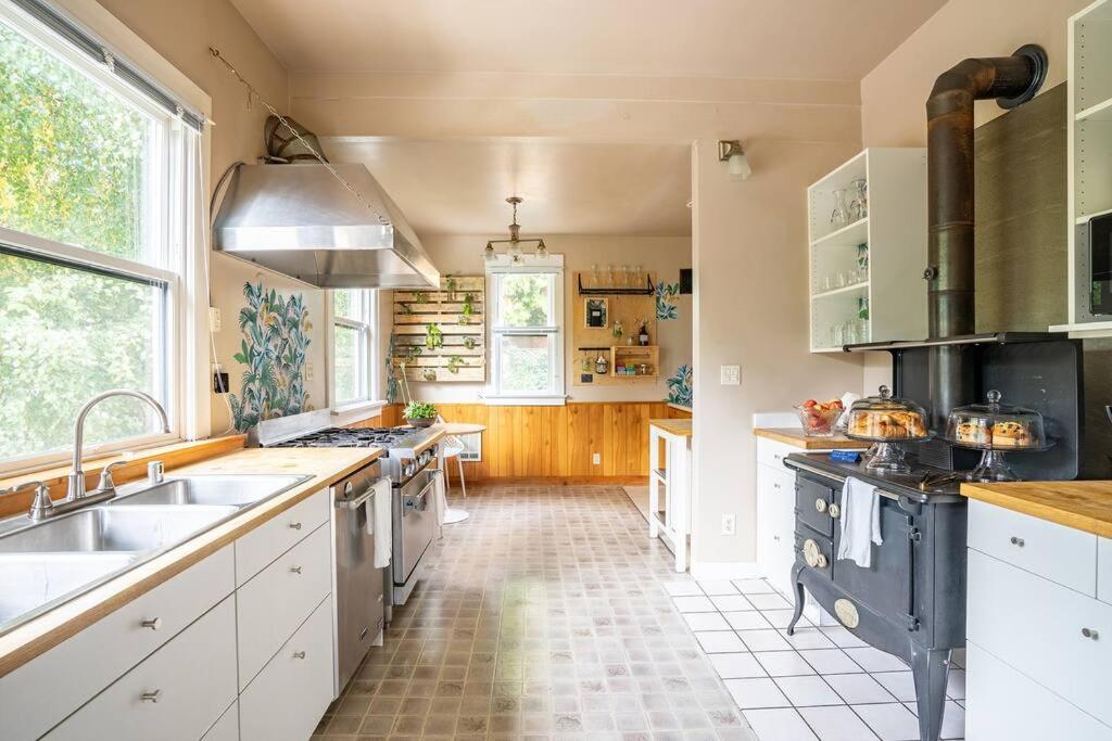 Charming In Historic With Parking - Rm 5 Holiday home