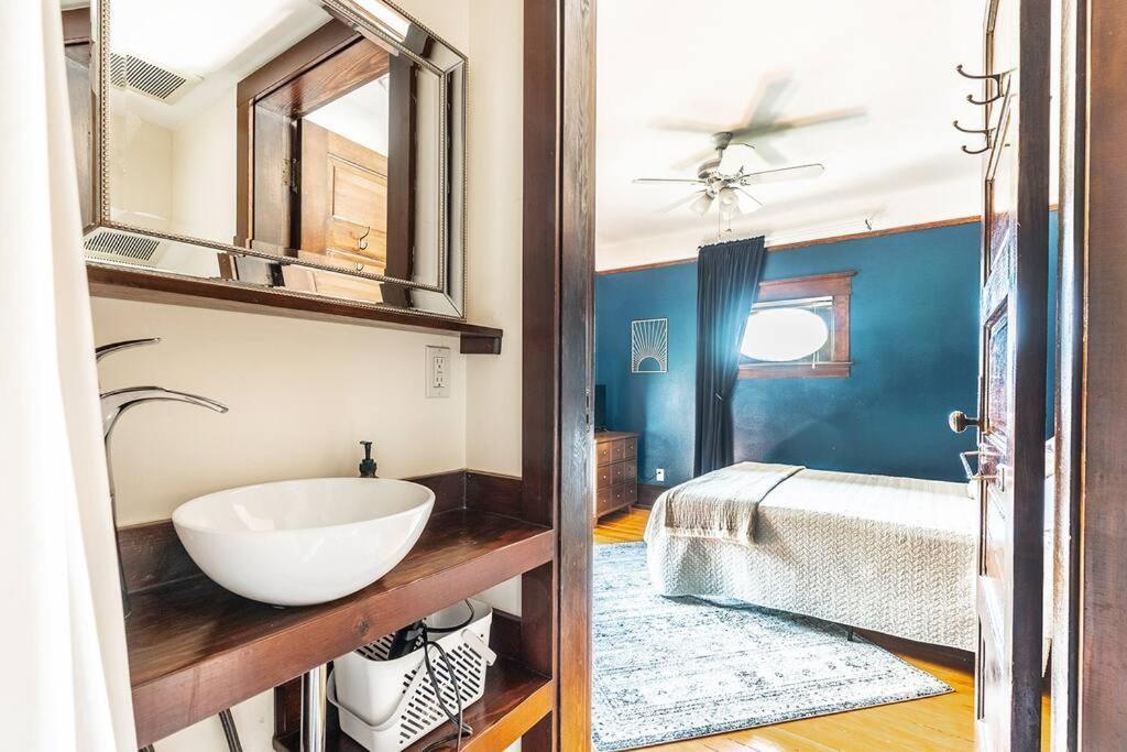 Charming In Historic With Parking - Rm 5 Holiday home *