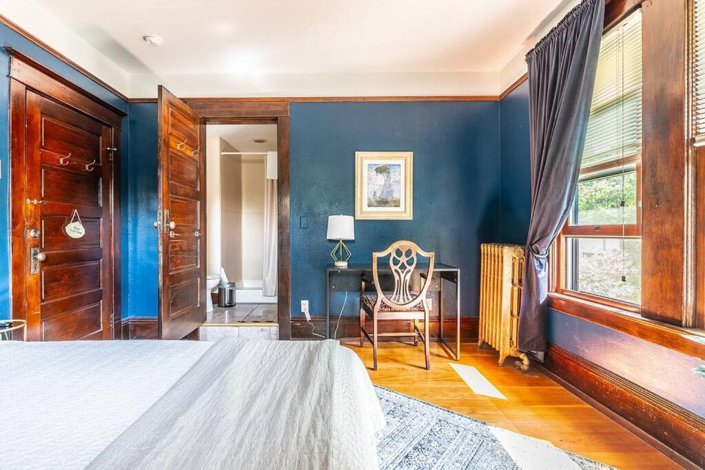 Charming In Historic With Parking - Rm 5 Seattle
