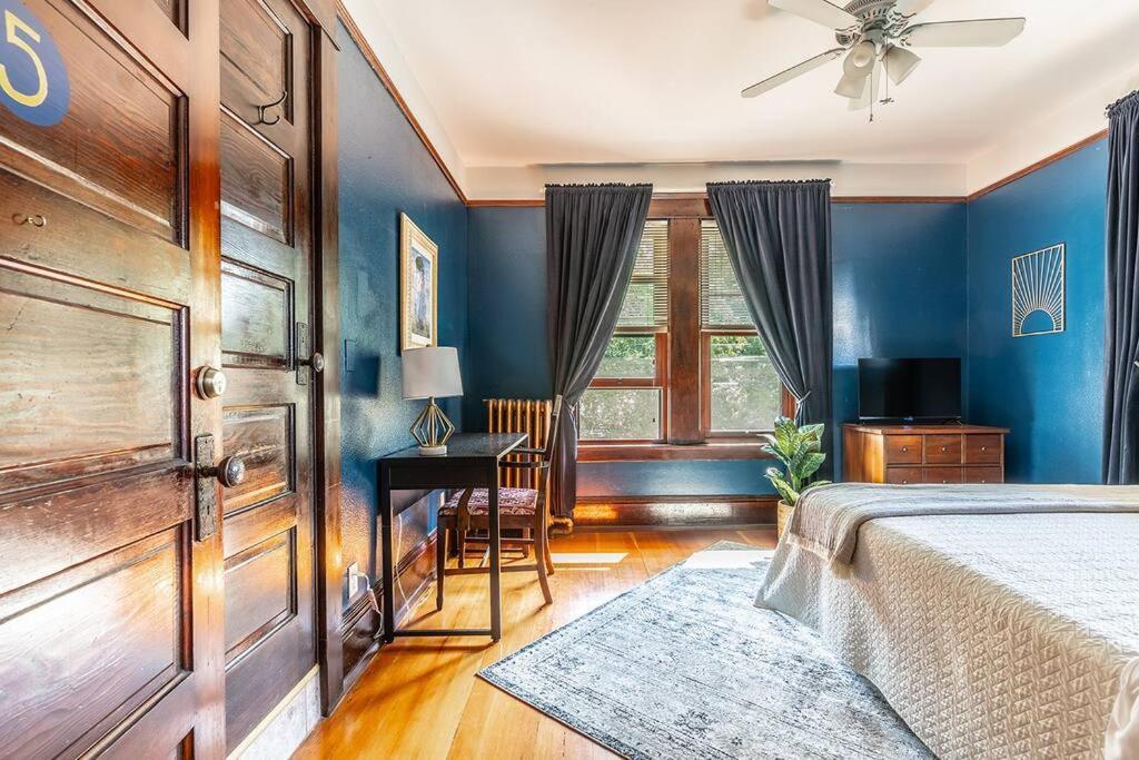Charming In Historic With Parking - Rm 5 * Seattle