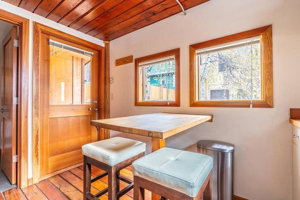 Charming Two-level Retreat In Capitol Hill - Foxglove