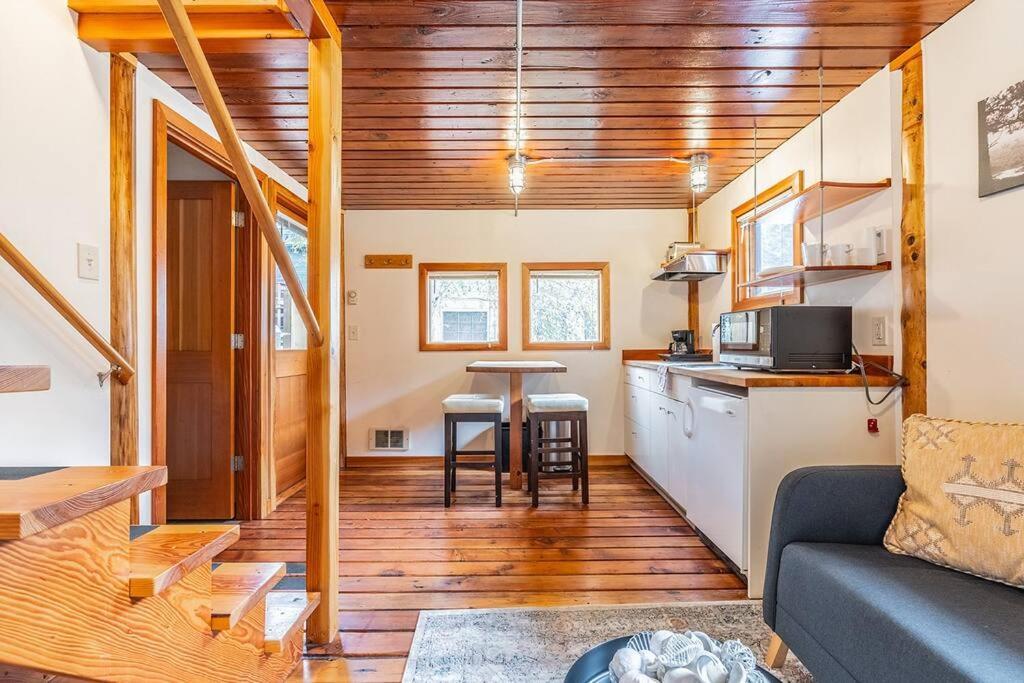 Charming Two-level Retreat In Capitol Hill - Foxglove * Seattle